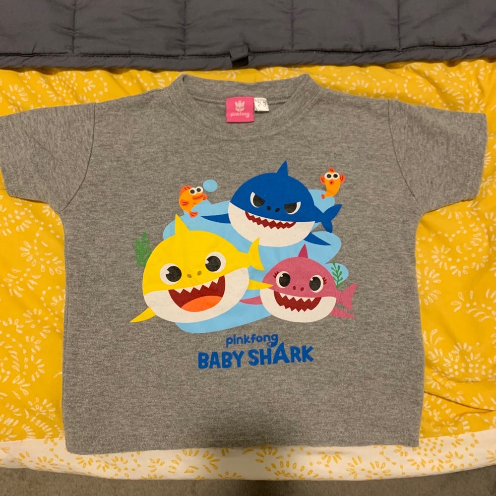 Baby Shark tee, unisex, size 2-3, gray